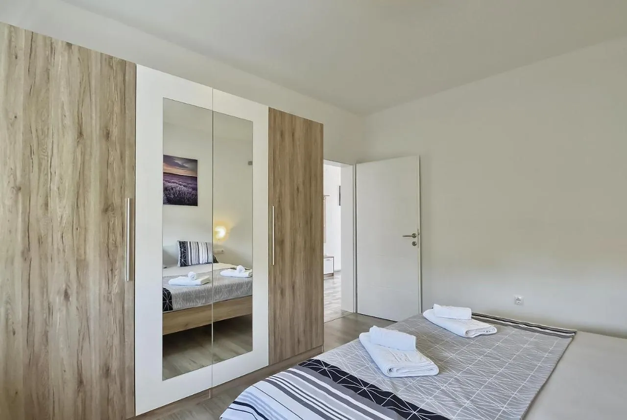 Villa Alexandria Liznjan Apartment